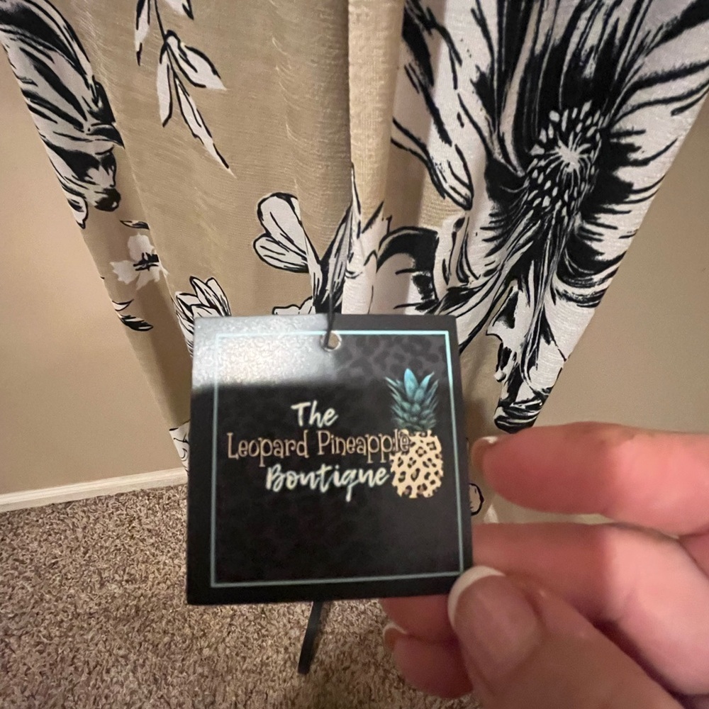 NWT Honeyme Tan, Black & White Floral Kimono Cardigan, size Medium - Picture 5 of 12